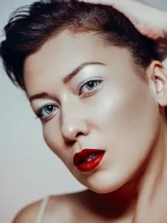 Achieve a Natural Makeup Look in Under 10 Minutes: 3 Simple Steps - Cover Image