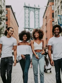 Y2K Fashion Resurgence: Low-Rise Jeans & Crop Tops Return in the US - Cover Image