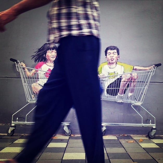 A split image showing two contrasting shopping experiences: on one side, a crowded, generic retail store with racks of identical clothing; on the other side, a bright, modern studio where a customer is collaborating with a designer on a custom garment. The image highlights the shift from mass-produced fashion to individualized creations.